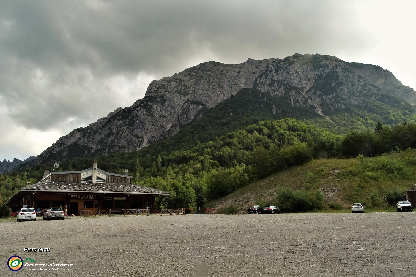 78 Rientrati al parcheggio del Rif. Trifoglio.JPG
